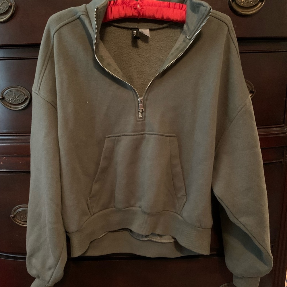 🔥🆕Cropped hoodie super cute! Must have!! H&M